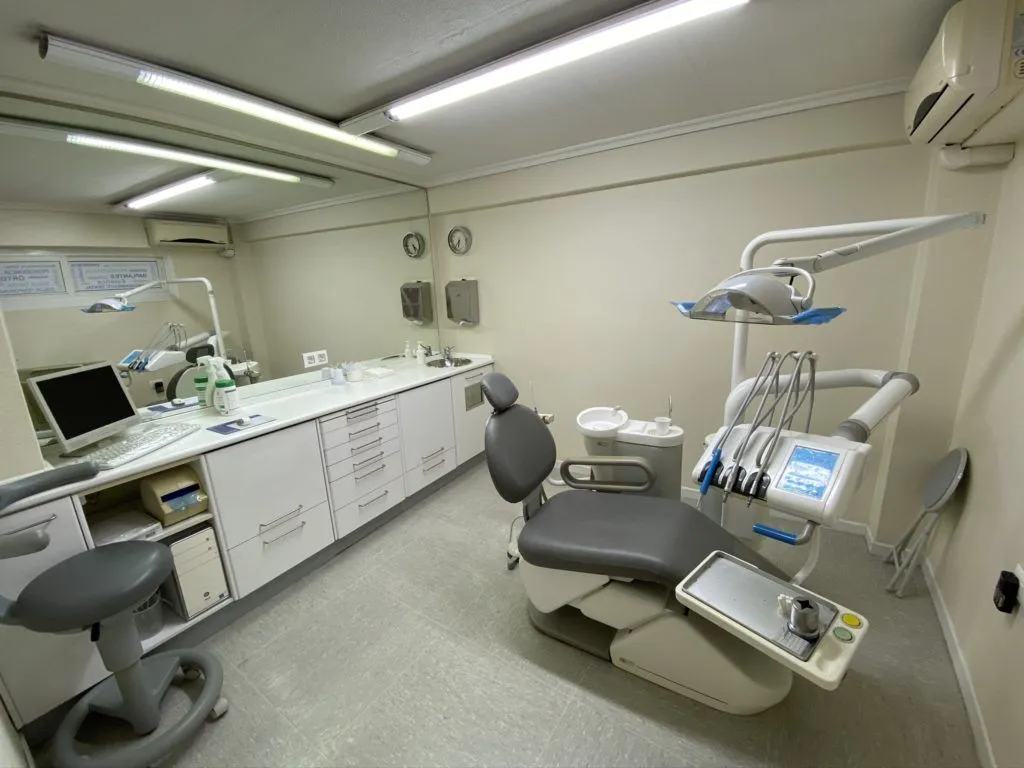 Gabinete de Clínica Dental Doctor Troncoso, con sillón dental y equipamiento moderno