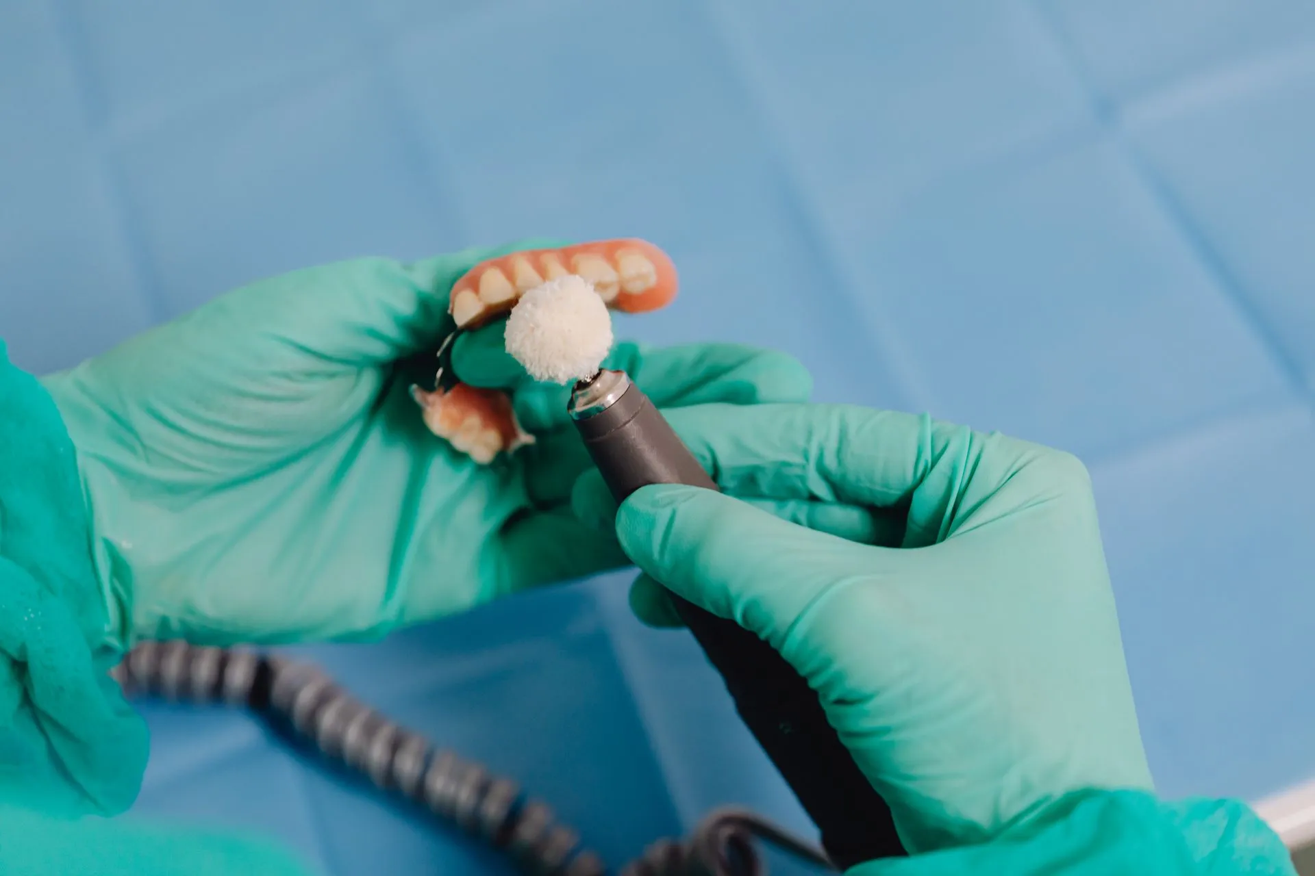 Técnico dental puliendo una prótesis removible