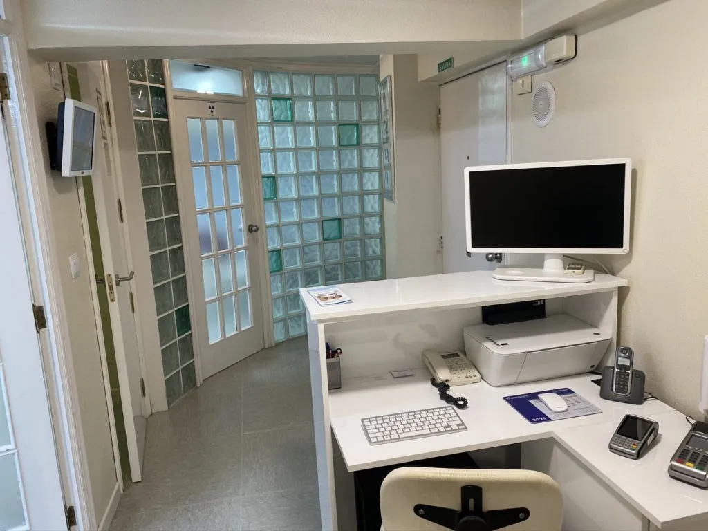 Mostrador de recepción de Clínica Dental Doctor Troncoso