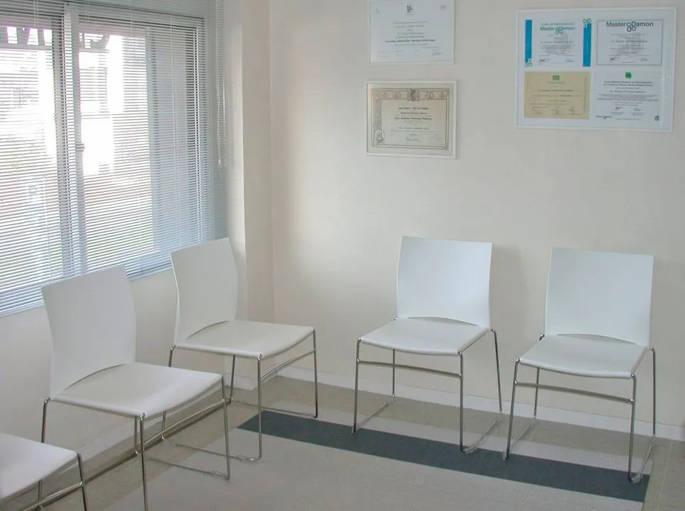 Sala de espera de Clínica Dental Doctor Troncoso, con los títulos y certificaciones del Dr. Troncoso